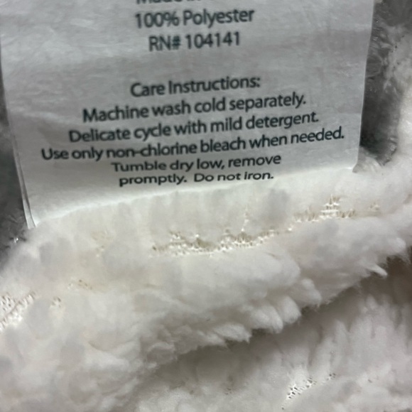 NWT Northeast Outfitters Cozy Gray White snow flake Sherpa Blanket 50x60 - Picture 4 of 4